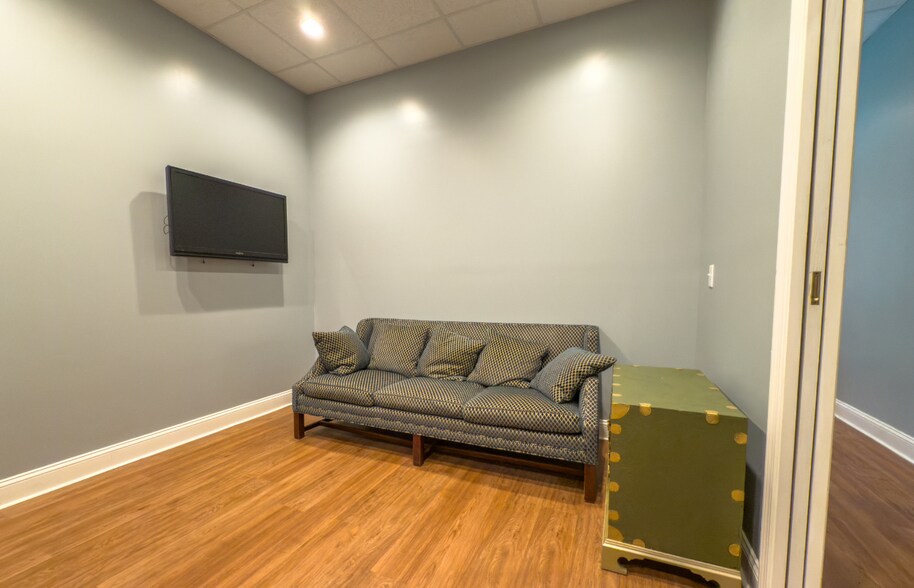 More Photos Of 111 E Main St, Salem Office Residential For Lease