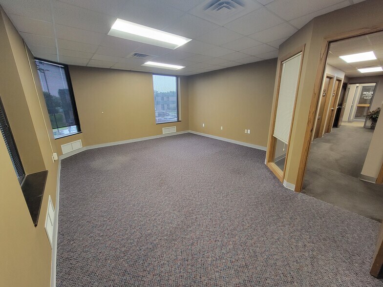 More Photos Of 2500 W 49th St, Sioux Falls Office For Lease