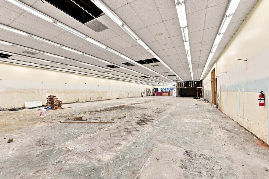 More Photos Of 6745 Van Nuys Blvd, Van Nuys Storefront Retail Office For Lease