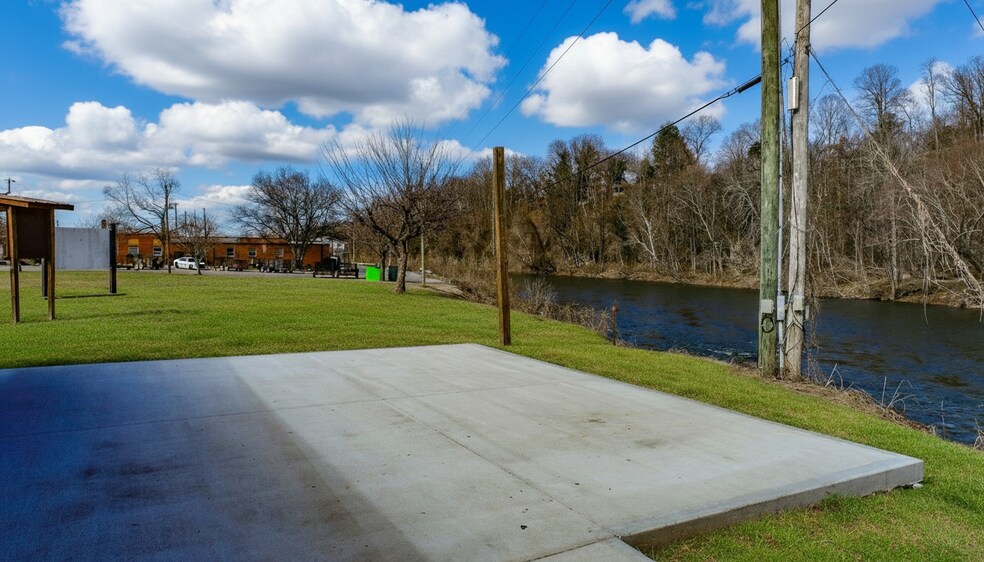 More Photos Of 386 E Main St, Newport Office For Lease