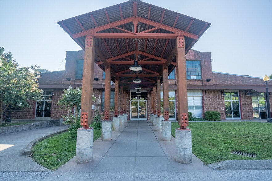 More Photos Of 230 Franklin Rd, Franklin Storefront Retail Office For Lease