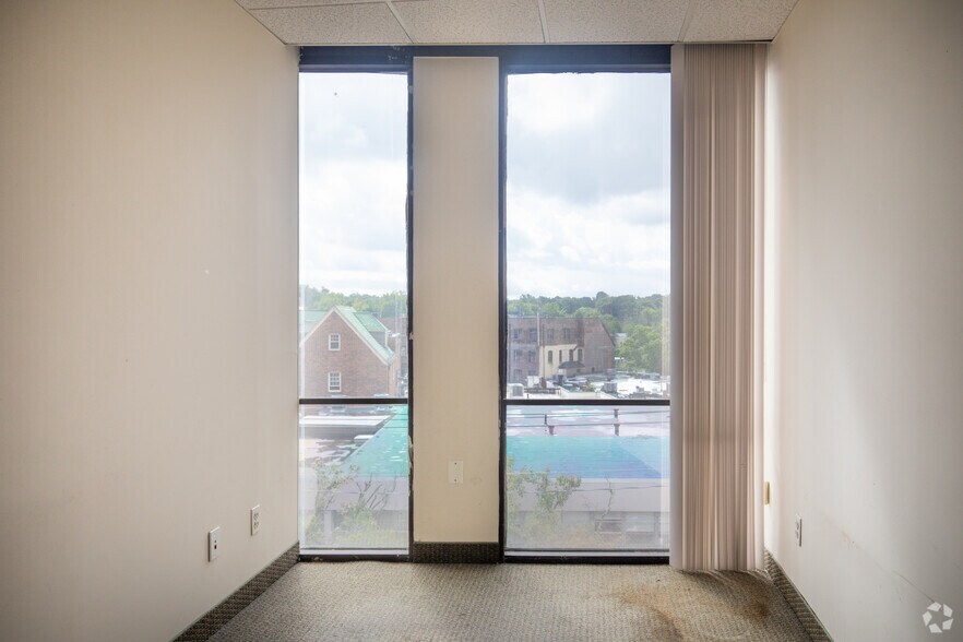 More Photos Of 11 Grace Ave, Great Neck Office For Lease