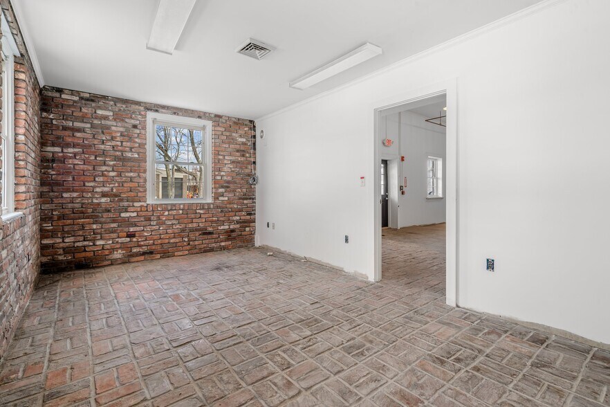 More Photos Of 894 Lafayette Rd, Seabrook Warehouse For Lease