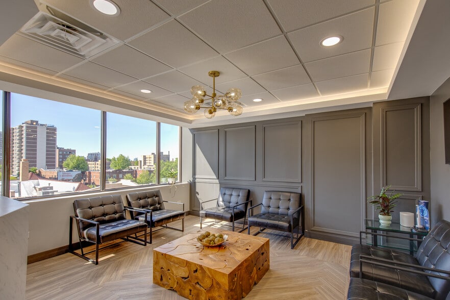 More Photos Of 2551 N Clark St, Chicago Office For Lease