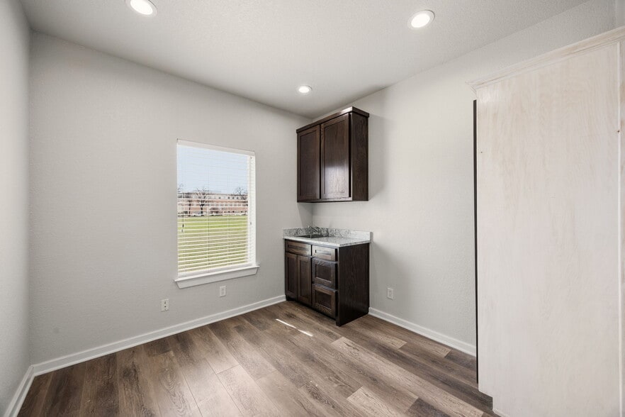 More Photos Of 401 Center Court Dr, Bridgeport Medical For Lease