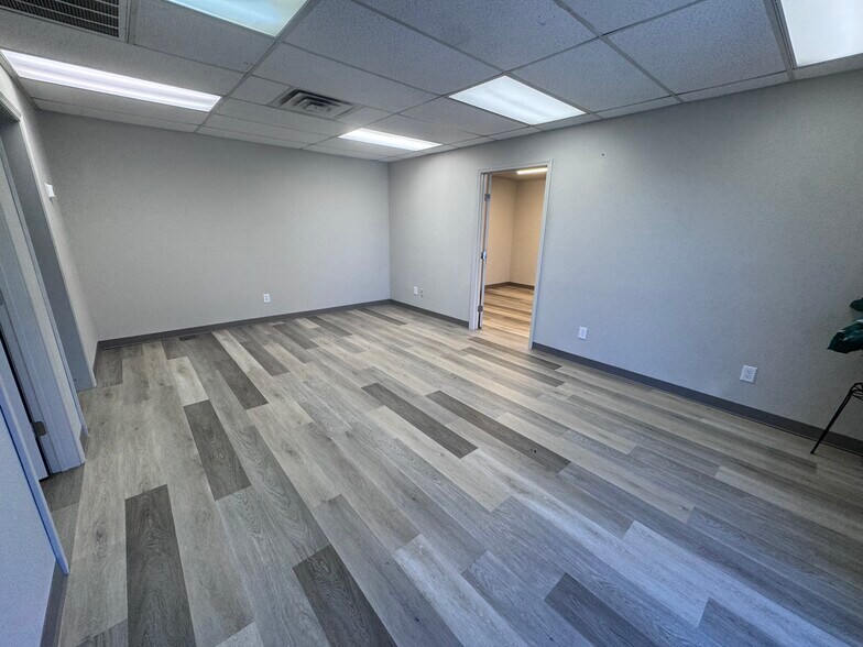 More Photos Of 400 E Jackson St, Broken Arrow Warehouse For Lease