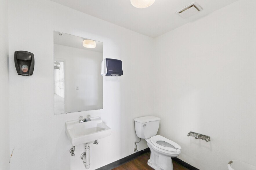 More Photos Of 6201-6205 W 34th St, Houston Warehouse For Lease