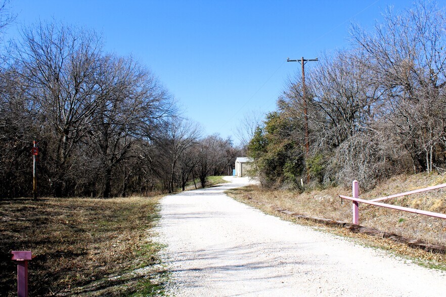More Photos Of 1810 Barnett Dr, Weatherford Warehouse For Lease