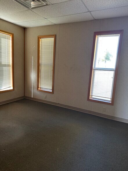 More Photos Of 1105 State St, Mound City Office For Sale