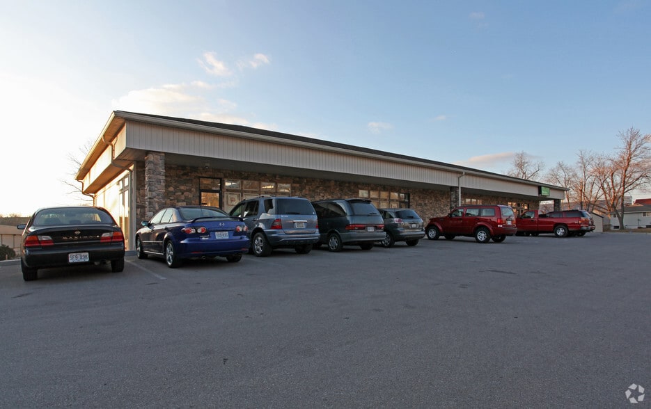 More Photos Of 5106 NW Waukomis Dr, Kansas City Storefront Retail Office For Lease