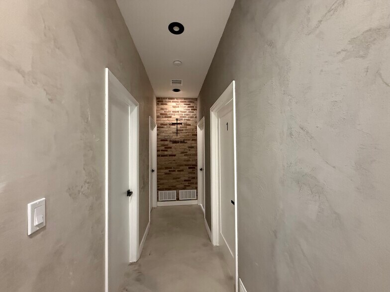 More Photos Of 7029 S Tamiami Trl, Sarasota Office For Lease