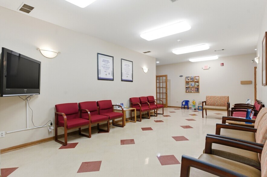 More Photos Of 1640 Willow Circle Dr, Crest Hill Medical For Sale