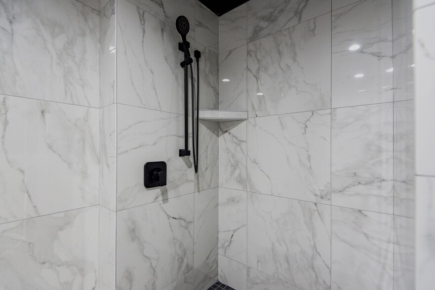 More Photos Of 1551 E World Blvd, Fort Mohave Showroom For Sale