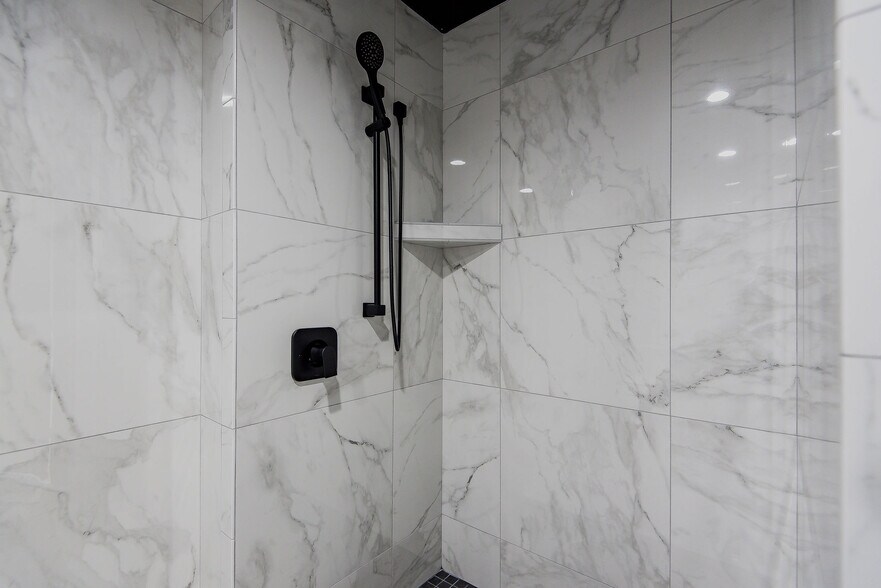 More Photos Of 1551 E World Blvd, Fort Mohave Showroom For Sale