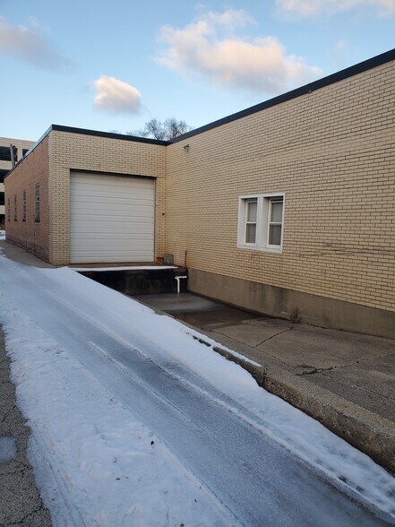 More Photos Of 380 Bennett Dr, Elk Grove Village Warehouse For Lease