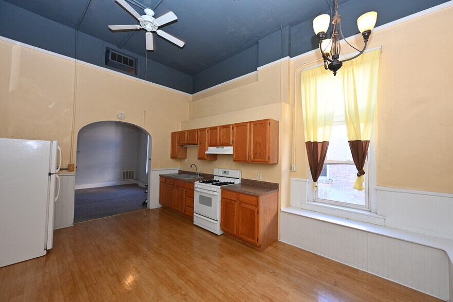 More Photos Of 111 N Market St, Winamac Showroom For Sale