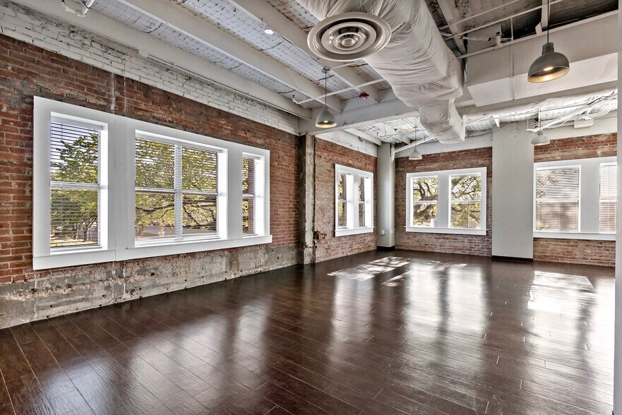 More Photos Of 111 E 27th St, Bryan Office For Lease