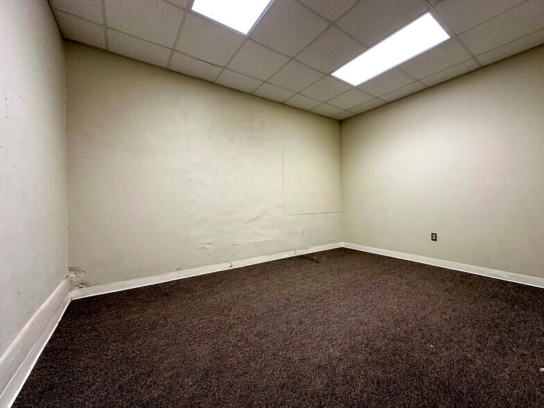 More Photos Of 1 N Mechanic St, El Campo Office For Sale