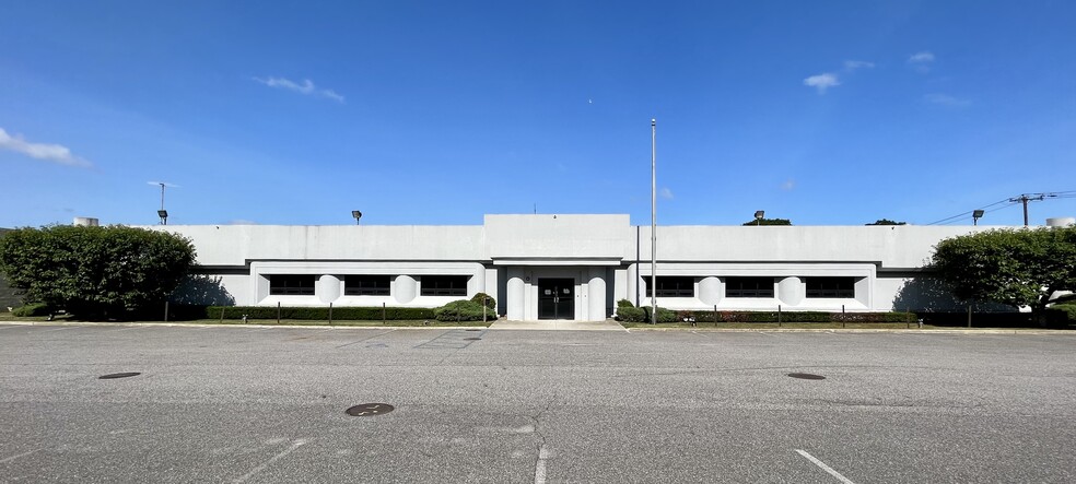 Primary Photo Of 1560 Fifth Ave, Bay Shore Warehouse For Lease