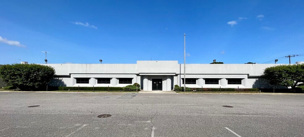 More Photos Of 1560 Fifth Ave, Bay Shore Warehouse For Sale