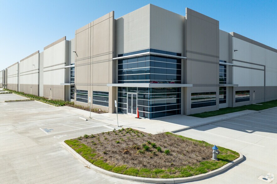 More Photos Of 2609 Goodwin Ln, New Braunfels Distribution For Sale