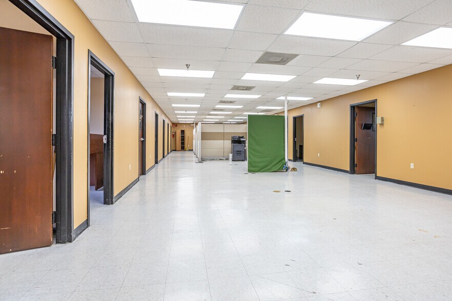 More Photos Of 942 W Park Dr, Selma Warehouse For Lease