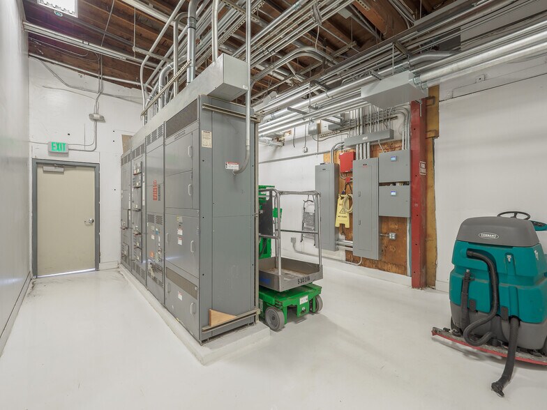 More Photos Of 630 SW Walnut St, Hillsboro Warehouse For Sale