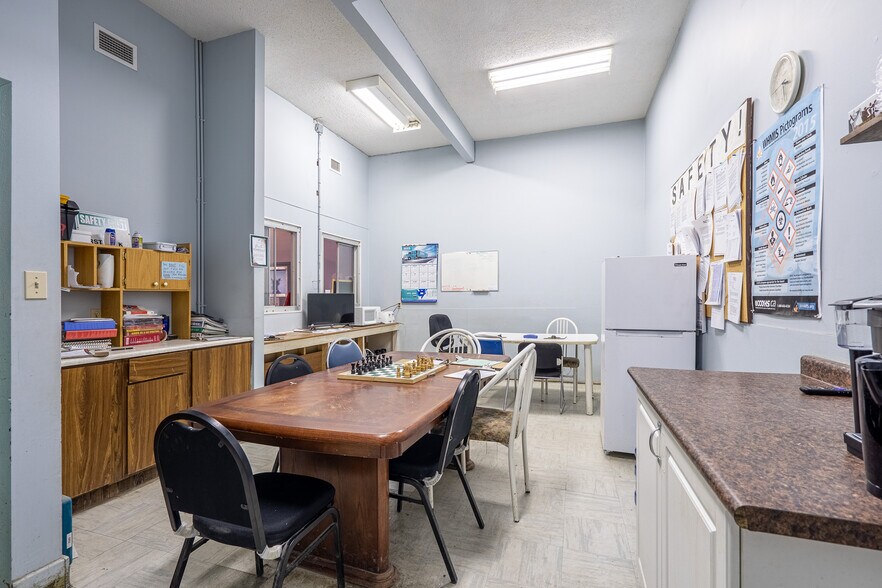 More Photos Of 4702 40 Av, Lloydminster Industrial For Lease