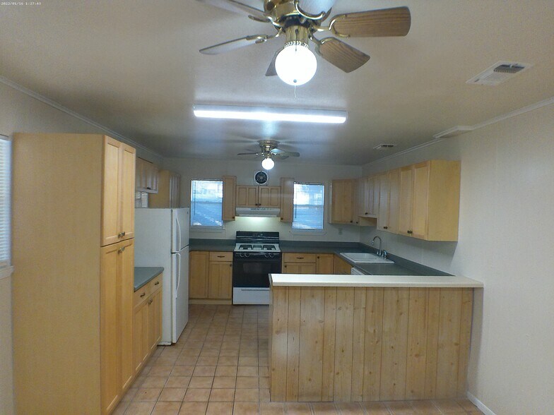 More Photos Of 503 E Avenue G, Lampasas Apartments For Sale