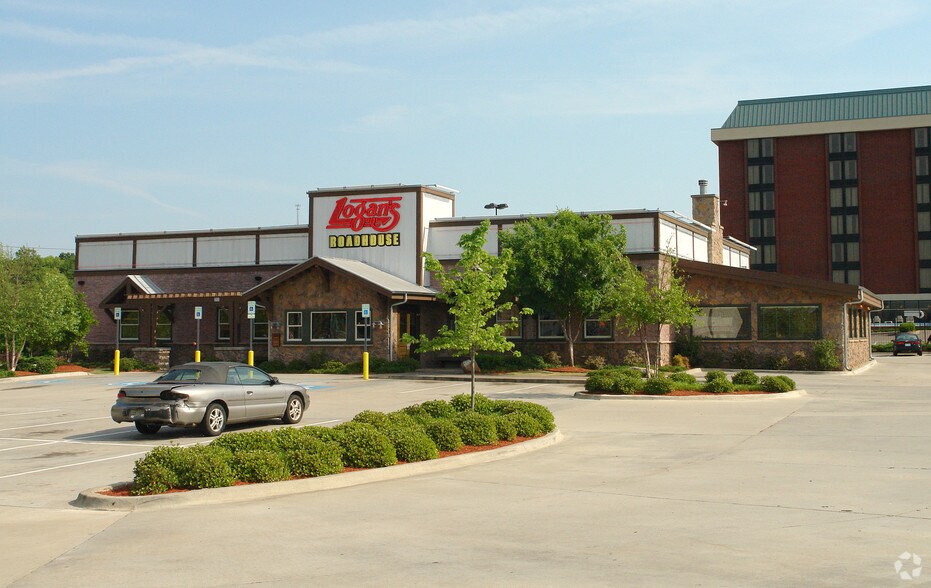 More Photos Of 600 E County Line Rd, Ridgeland Restaurant For Lease
