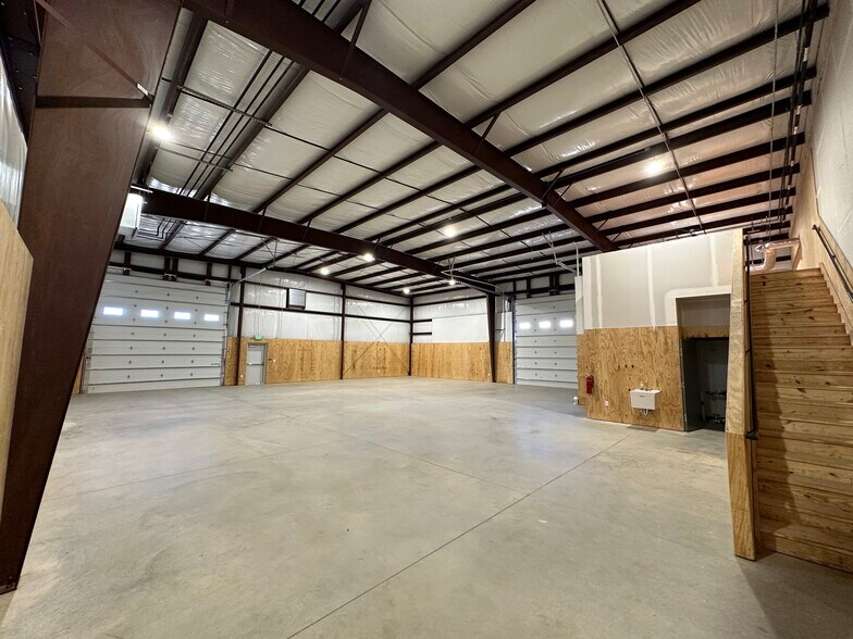 More Photos Of 4600 Regions Park Dr, Fort Smith Flex For Lease