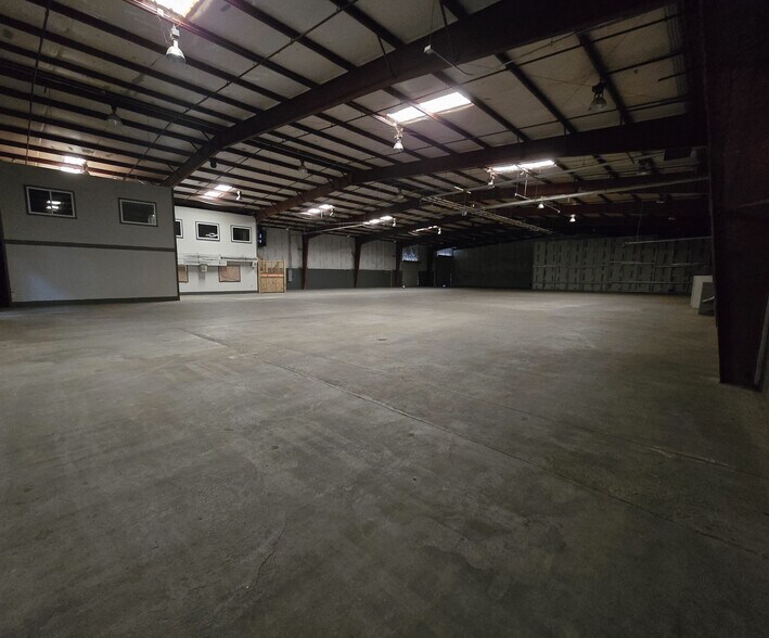 More Photos Of 913 Cobb Pky N, Marietta Warehouse For Lease