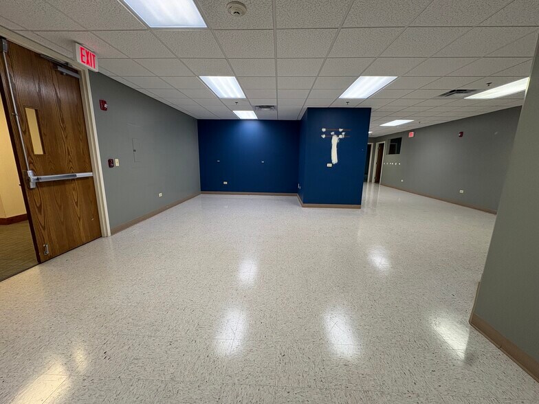 More Photos Of 450-480 E Roosevelt Rd, West Chicago Unknown For Lease