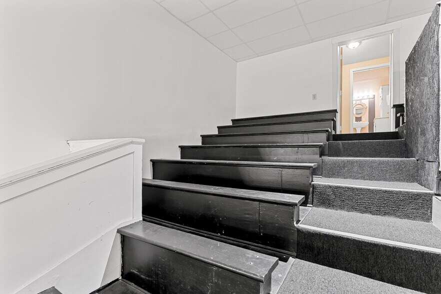 More Photos Of 138 E Market St, New Albany Lodge Meeting Hall For Sale