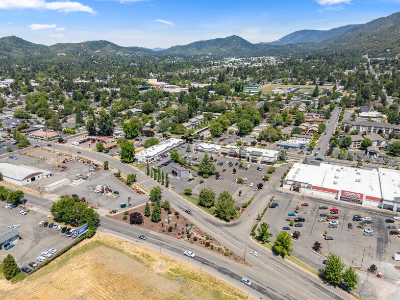 More Photos Of 820 NE E St, Grants Pass Storefront Retail Office For Sale