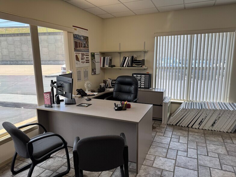 More Photos Of 3025 N Saint Peters Pky, Saint Peters Showroom For Sale