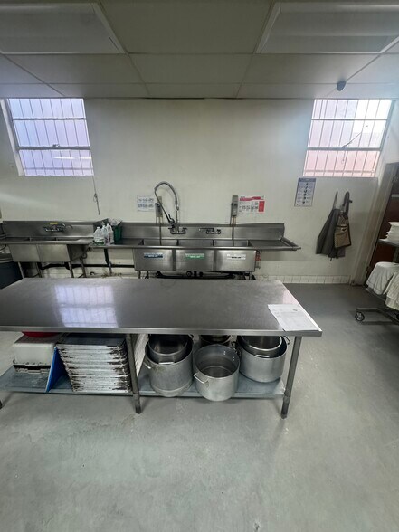 More Photos Of 7516 San Fernando Rd, Sun Valley Warehouse For Lease