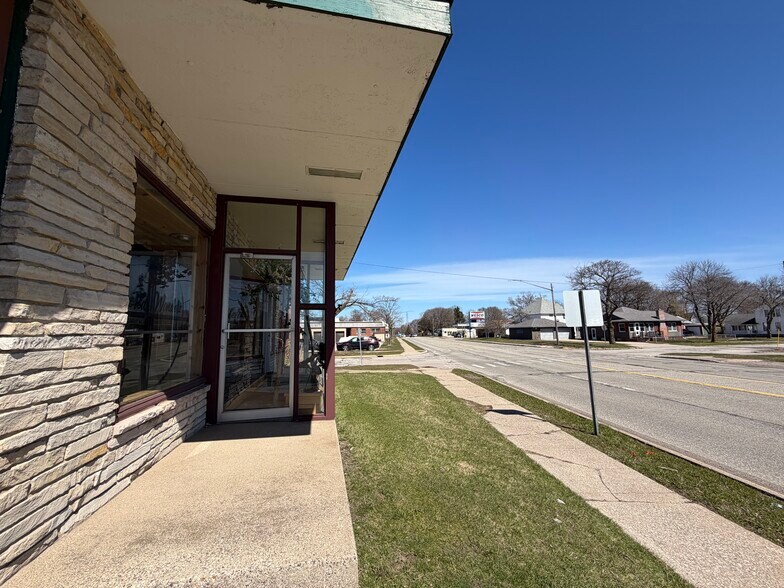 More Photos Of 87 Division St, Manistee Freestanding For Sale