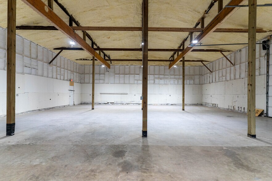 More Photos Of 415 S Kansas Ave, Olathe Warehouse For Lease
