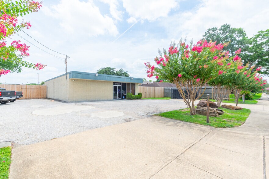 More Photos Of 1722 Monarch Oaks St, Houston Office For Lease