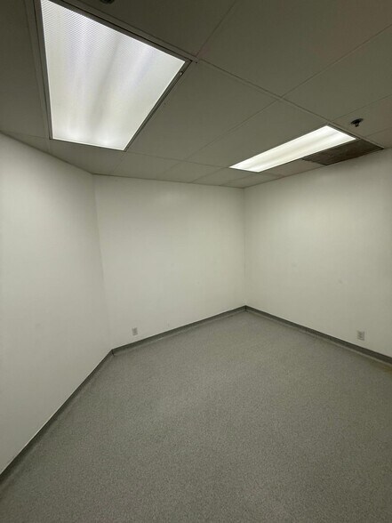 More Photos Of 7979-7989 Vickers St, San Diego Flex For Lease