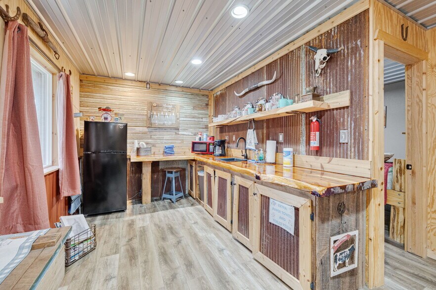 More Photos Of 714 N Saint Mary St, Pilot Knob Freestanding For Sale