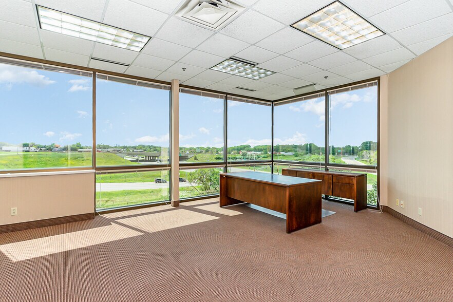 More Photos Of 941 Hillwind Rd NE, Minneapolis Medical For Lease