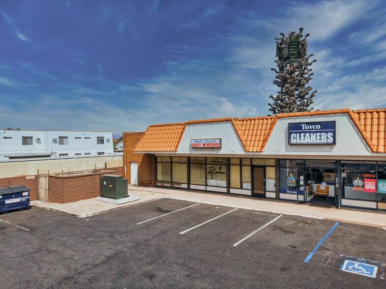 More Photos Of 20942-20948 Bloomfield Ave, Lakewood Unknown For Lease