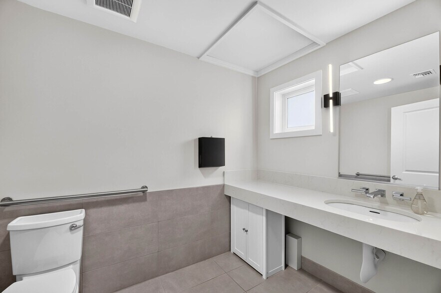 More Photos Of 5639 California Ave SW, Seattle Office For Sale