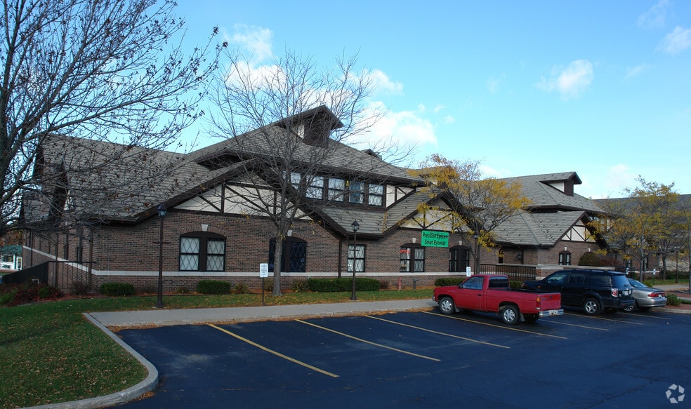 More Photos Of 301 N Broadway, De Pere Medical For Lease