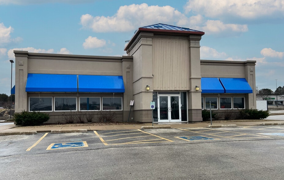 More Photos Of 8101 W Brown Deer Rd, Milwaukee Restaurant For Lease