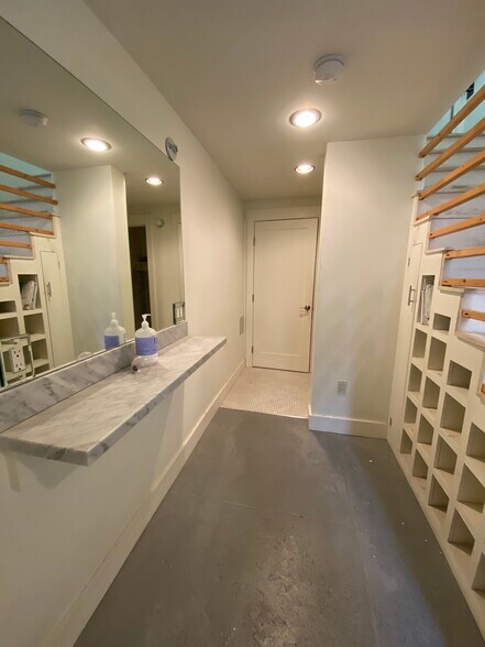 More Photos Of 1327-1337 Abbot Kinney Blvd, Venice Freestanding For Lease