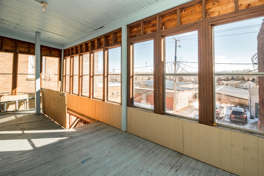 More Photos Of 71 N Williams St, Crystal Lake Storefront Retail Residential For Sale