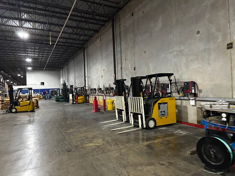 More Photos Of 3500 Flanders Dr, Ardmore Distribution For Lease